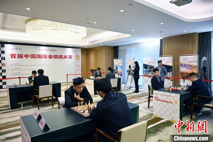 成都首届中国国际象棋棋王赛开幕：丁立人首次