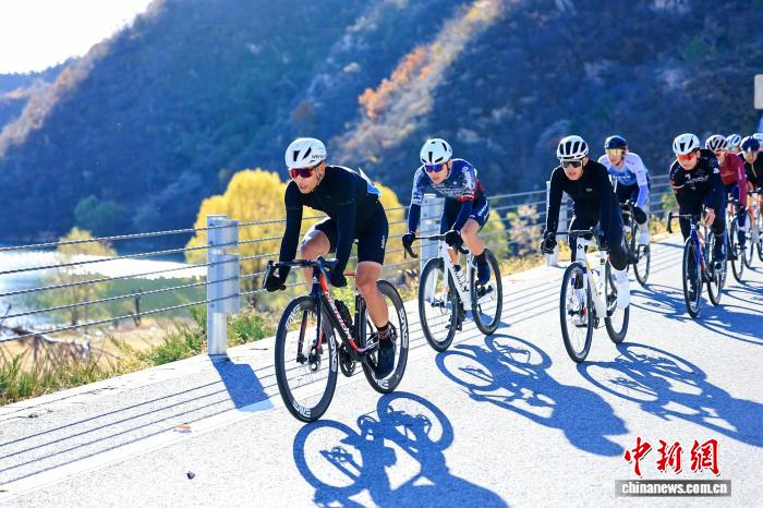 京津冀公路自行车挑战赛300骑手竞速平谷
