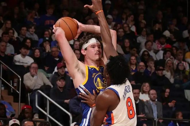 勇士“破产版”阵容客场险胜尼克斯，21分优势难