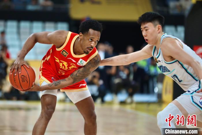 广厦男篮季后赛次轮首战告捷 布朗砍下31分助球